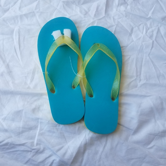 Shoes - NWOT ... Flip flops/ sandals